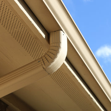 Detail of aluminium gutter system installed by Batipro