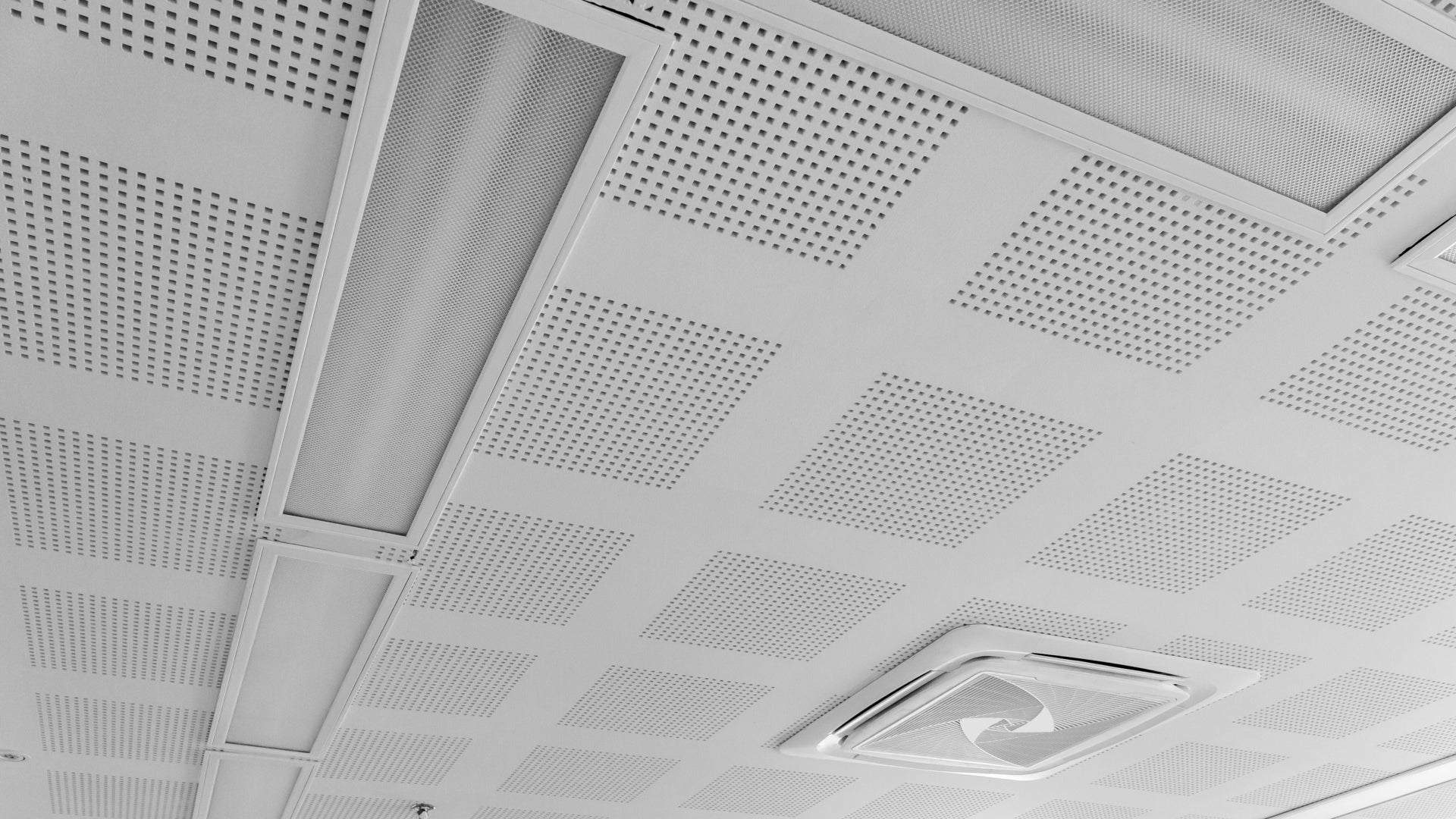 Dalles de plafond en fibre minérale installées par Batipro à Maurice